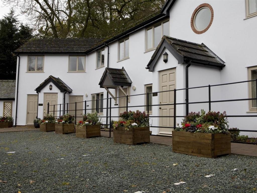 Burlton Inn Exterior photo